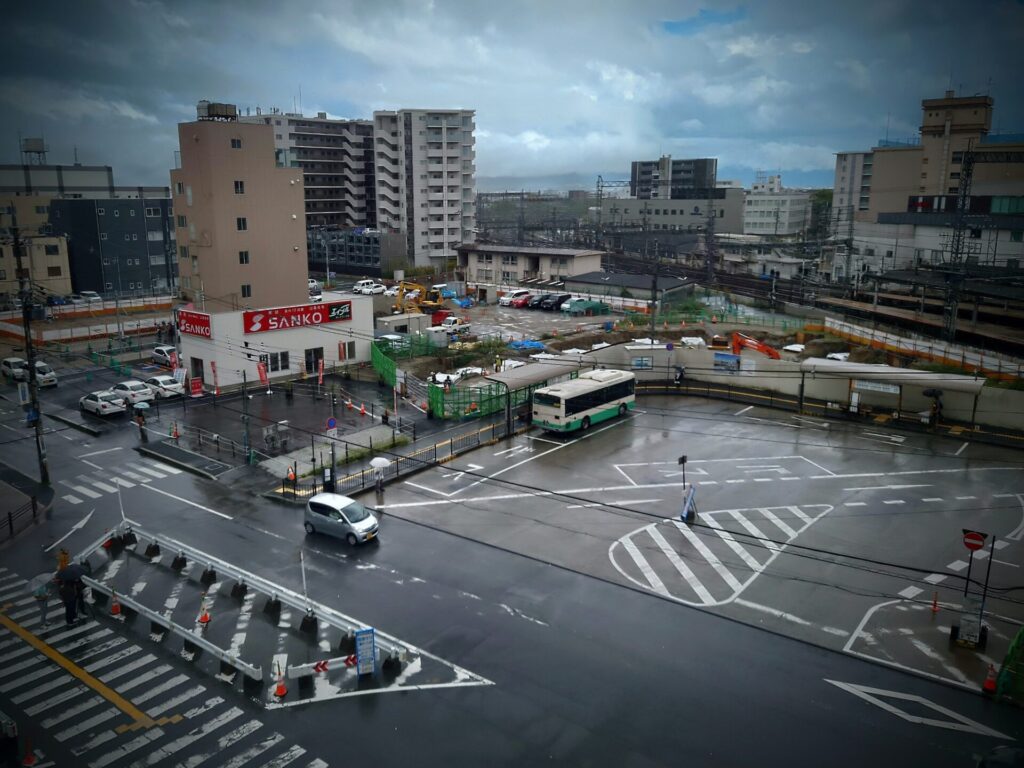 駅前の商業施設サンワシティ西門寺より事件現場