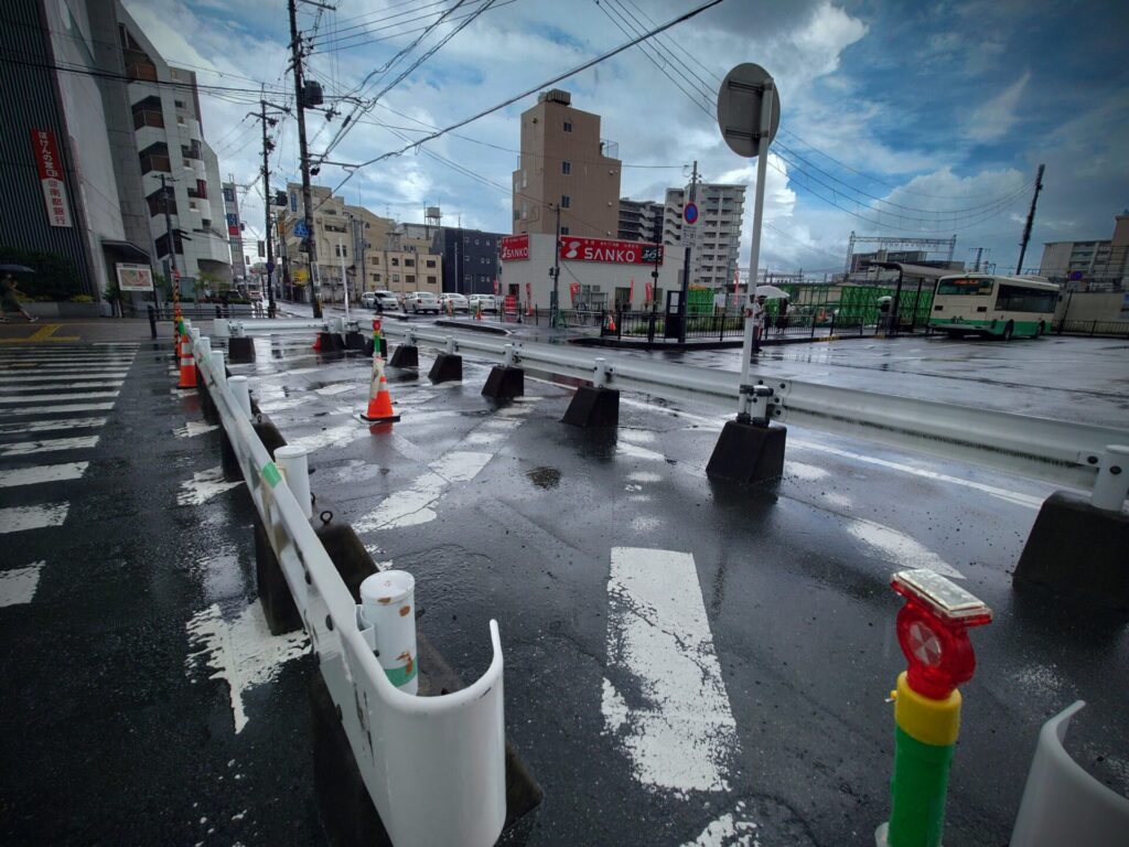 この小さなガードレールの囲いが、安倍元首相の終焉の地となった。