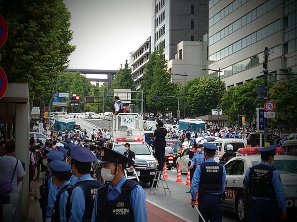 東京メトロ東西線、都営新宿選九段下駅6番出口付近。国葬反対派のデモ。遠くに靖国の大鳥居