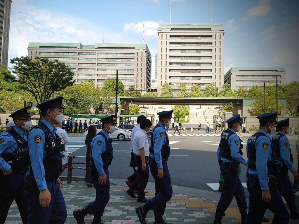 防衛省前を「防衛」したののは新潟県警だった。